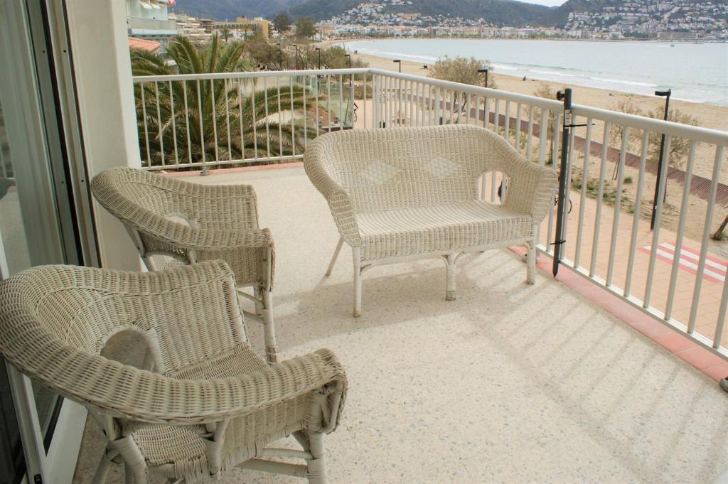 A balcony or terrace at Apartamento En Primera Linea De Mar, Roses AV-06