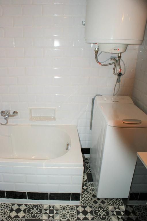 A bathroom at Apartamento En Primera Linea De Mar, Roses AV-06