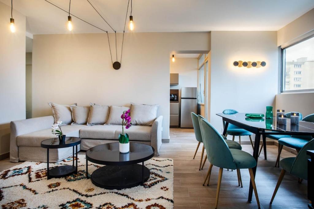 un salon avec un canapé et une table dans l'établissement Spacieux trois chambres proche GENEVE et ONU, à Ferney-Voltaire