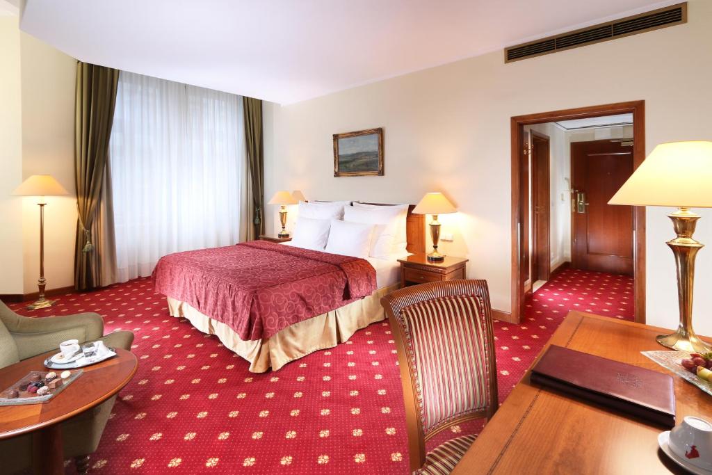 Postel nebo postele na pokoji v ubytování Art Nouveau Palace Hotel