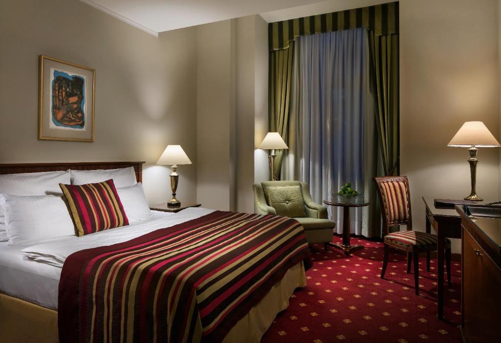 Postel nebo postele na pokoji v ubytování Art Nouveau Palace Hotel