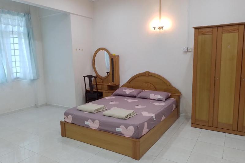 Batu EnamWelcome to Gemas Homestay ALI的一间卧室配有一张床和镜子