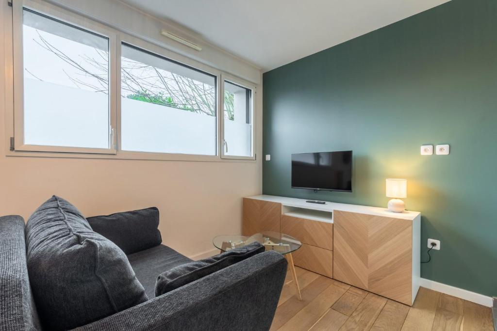 TV a/nebo společenská místnost v ubytování Appartement une chambre avec parking et terrasse