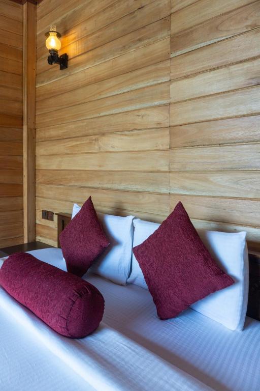 Postel nebo postele na pokoji v ubytování Refresh Inn Ella