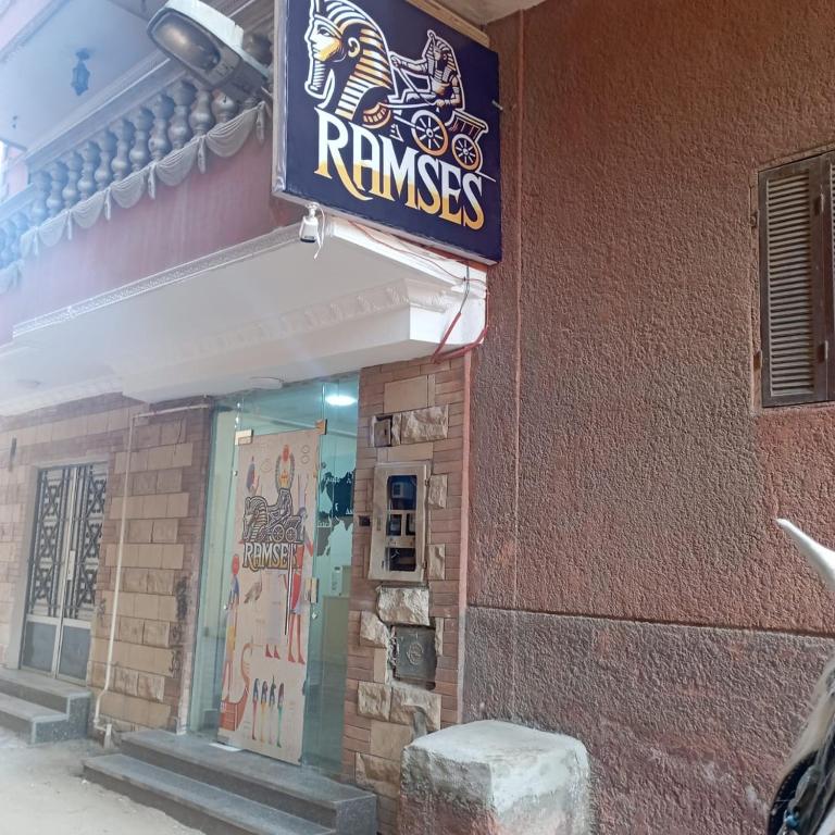 Certifikát, hodnocení, plakát nebo jiný dokument vystavený v ubytování Rams Pyramids INN