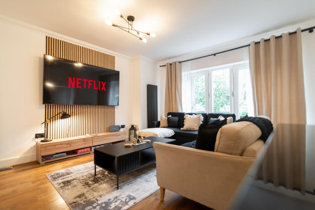 TV a/nebo společenská místnost v ubytování Luxury City Centre Haven Super King En-suite with Parking
