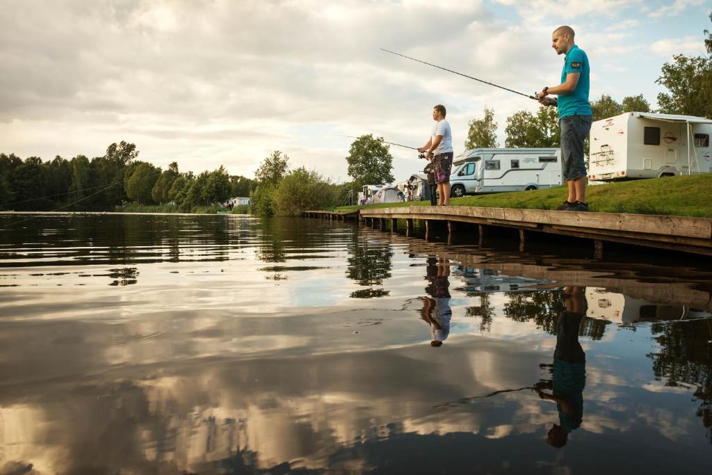 Výhled na řeku, která protéká v blízkosti kempu