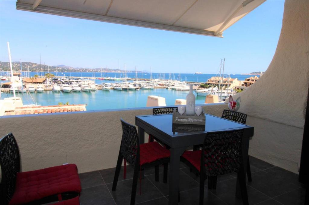 d'une table et de chaises avec vue sur le port de plaisance. dans l'établissement MARCOGNEY - Golfe de St-Tropez - Aux Marines de Cogolin - Appartement climatisé vue sur le port, à Cogolin