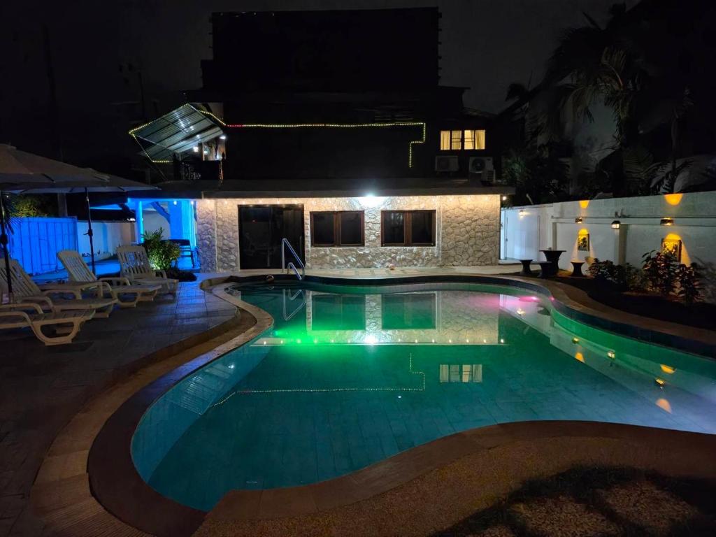 una piscina di notte di fronte a una casa di Baan Nur Nur 201 a Ban Lum Fuang