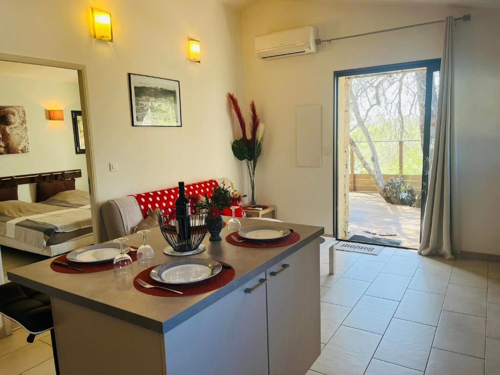 une cuisine avec une table et un salon dans l'établissement Les Bergeries de Petralonga, à Sotta