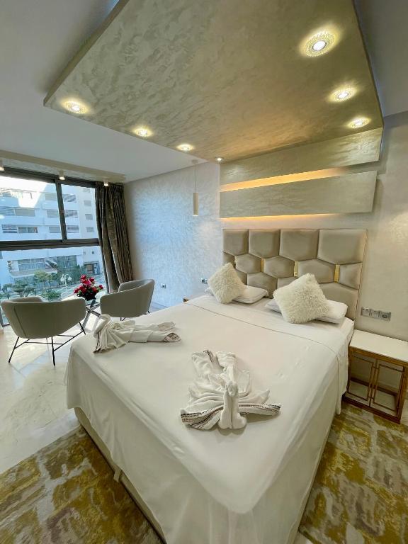 a bedroom with a large white bed in a room at Appartement al aamira in Tangier
