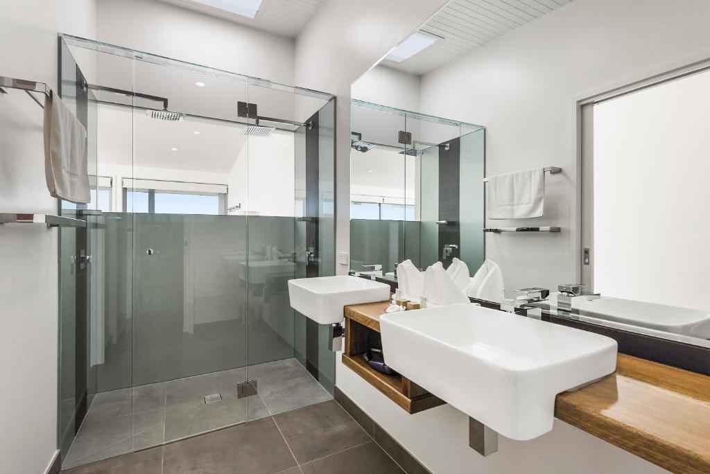 a bathroom with a sink and a shower at Seafarers Getaway in Apollo Bay