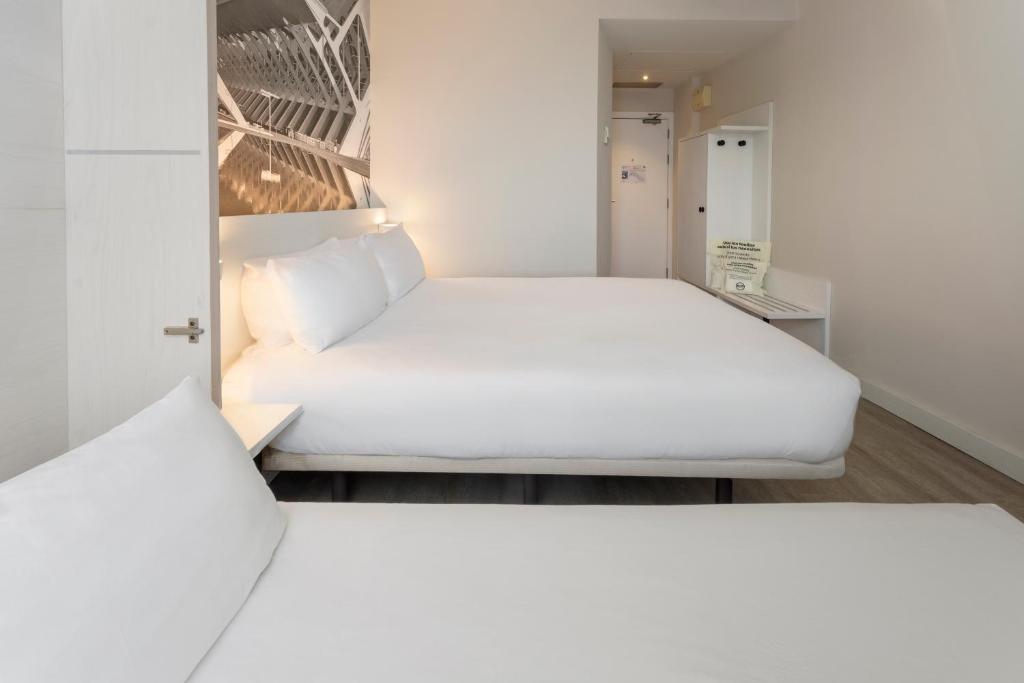 Postel nebo postele na pokoji v ubytování B&B HOTEL Valencia Ciudad de las Ciencias