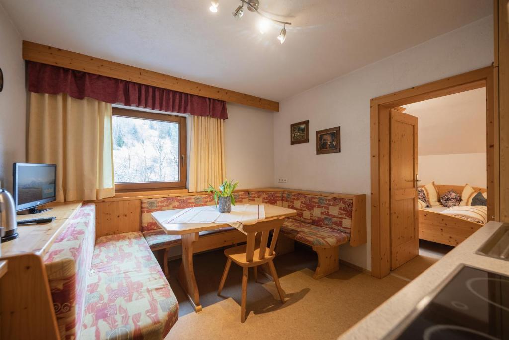 Televízia a/alebo spoločenská miestnosť v ubytovaní Ferienwohnung Kirchbrücke
