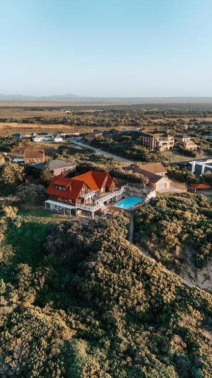 Bazén v ubytování Surf Lodge South Africa nebo v jeho okolí