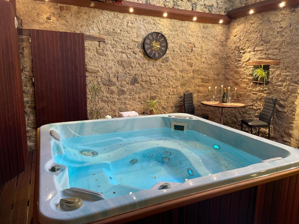 Photo de la galerie de l'établissement chambre Contemporaine - Château Maranne, à Parthenay