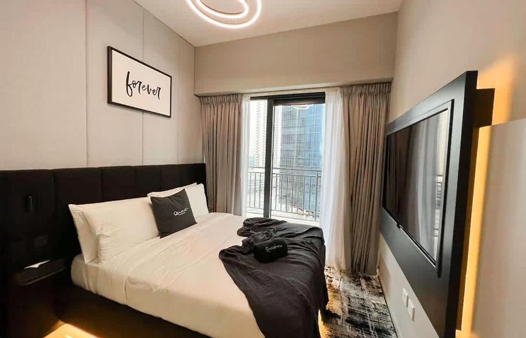 TV a/nebo společenská místnost v ubytování Quasi-Hotels Zada Cozy Lux in Business Bay 1BR