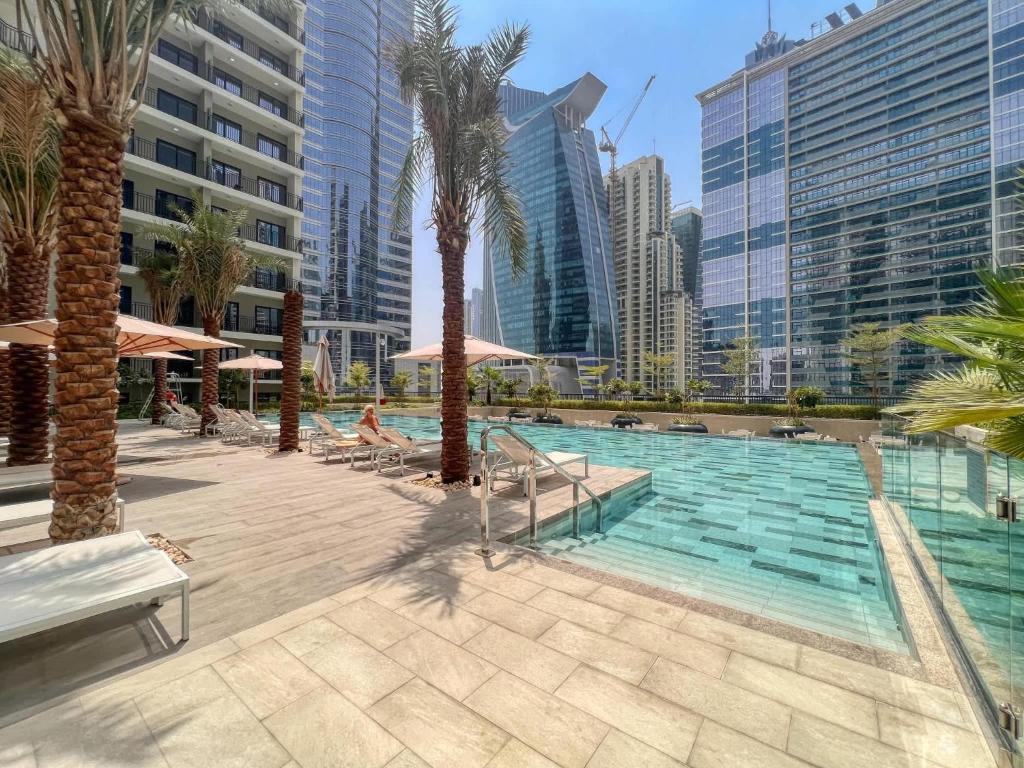 Bazén v ubytování Quasi-Hotels Zada Cozy Lux in Business Bay 1BR nebo v jeho okolí