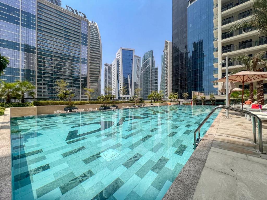 Bazén v ubytování Quasi-Hotels Zada Cozy Lux in Business Bay 1BR nebo v jeho okolí