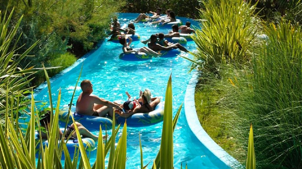 Bazén v ubytování Hotel Alhambra nebo v jeho okolí