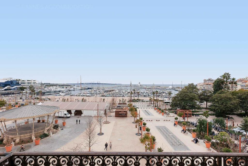 une vue d'une ville depuis un balcon dans l'établissement Carrousel 4, à Cannes