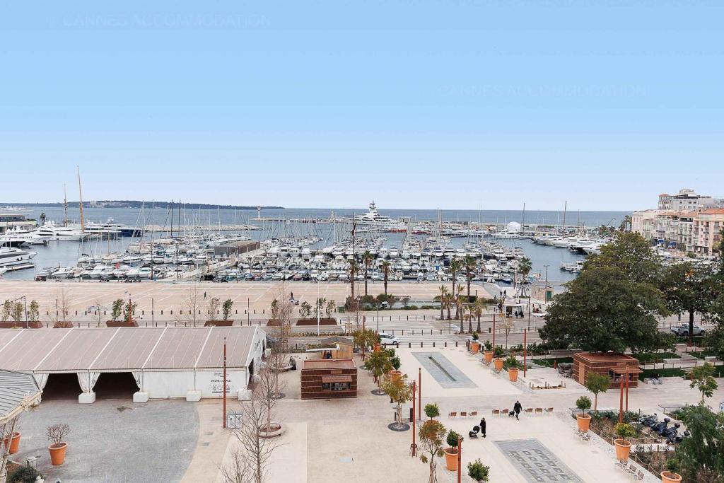 - une vue sur un port de plaisance avec des bateaux dans l'établissement Carrousel 5, à Cannes