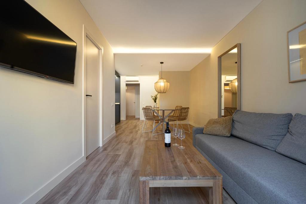 Happy Apartments - Three-Bedroom Apartment With Balcony