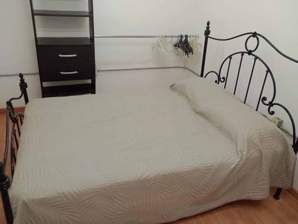 een slaapkamer met een bed en een zwarte dressoir bij Departamento Elefante in Guadalajara