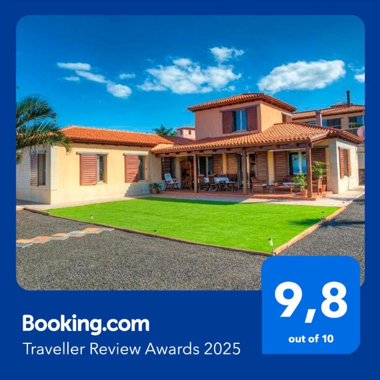a review of a house with a yard at Casa Tagoro, facing the Ocean in Tacoronte