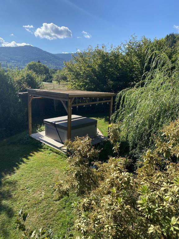 un banc assis au-dessus d'une pelouse dans l'établissement Chalet Le Clefcy - Vosges - Spa - Proche Gérardmer, à Ban-sur-Meurthe-Clefcy