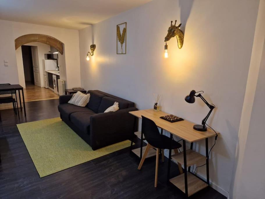 un salon avec un canapé et une table dans l'établissement Appartement au cœur de Vienne, à Vienne