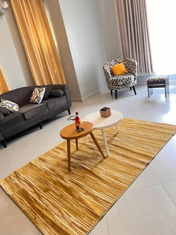 un soggiorno con un tavolino da caffè e un divano di Mwerwa's Loft a Kampala