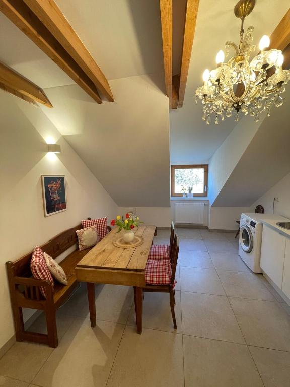 Posezení v ubytování Große Wohnung mit Dachterrasse in Starnberg