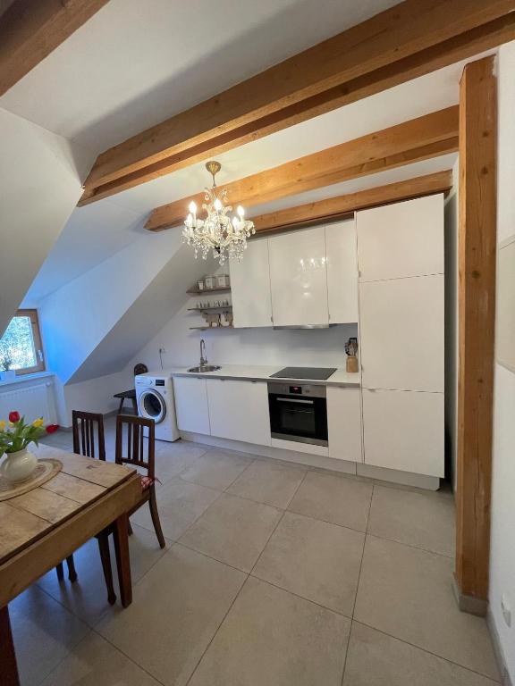 Kuchyň nebo kuchyňský kout v ubytování Große Wohnung mit Dachterrasse in Starnberg