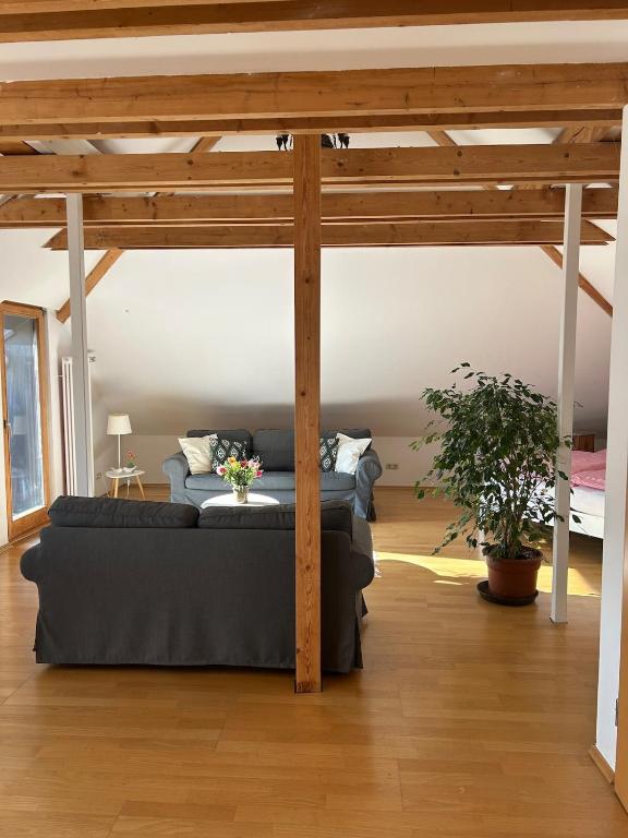 Posezení v ubytování Große Wohnung mit Dachterrasse in Starnberg