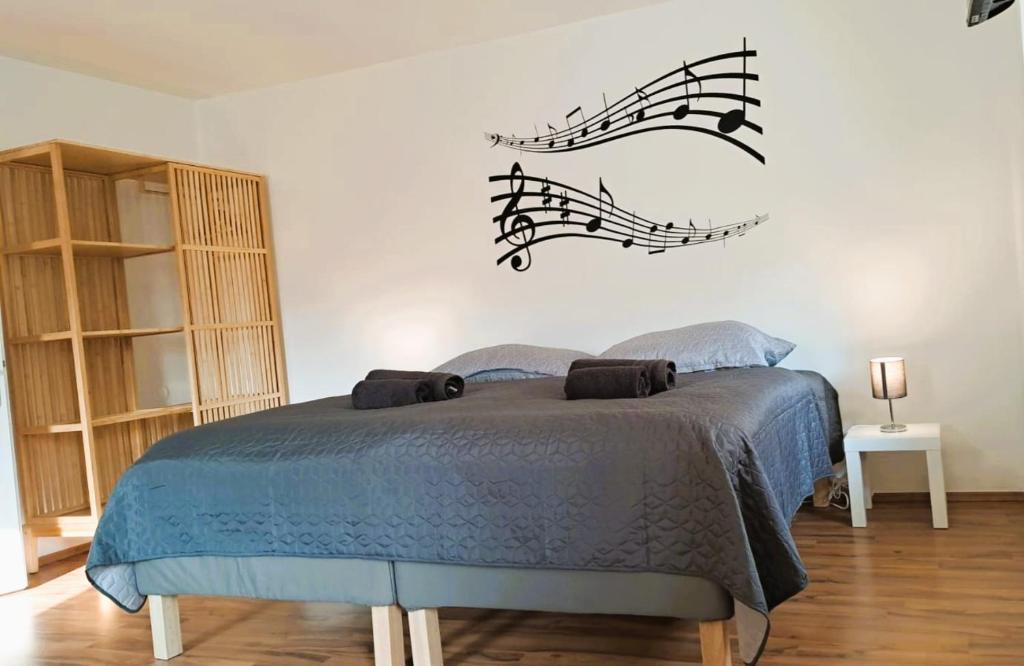 Postel nebo postele na pokoji v ubytování revLIVING Apartments Gars am Kamp