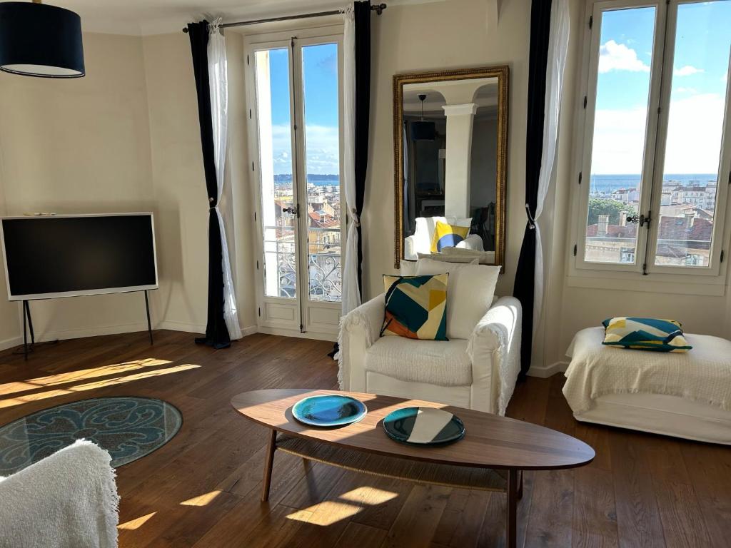 un salon avec un canapé et une table dans l'établissement Spacieux proche Palais Festival, à Cannes