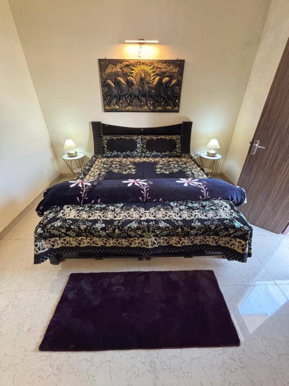 Postel nebo postele na pokoji v ubytování Terminal Stay - Heavenly Independent Jungle Retreat Flat in Meerut