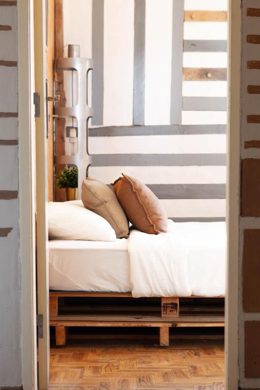 a pair of beds in a room at Eco Hostel - Tribo da Praia in Ferrel