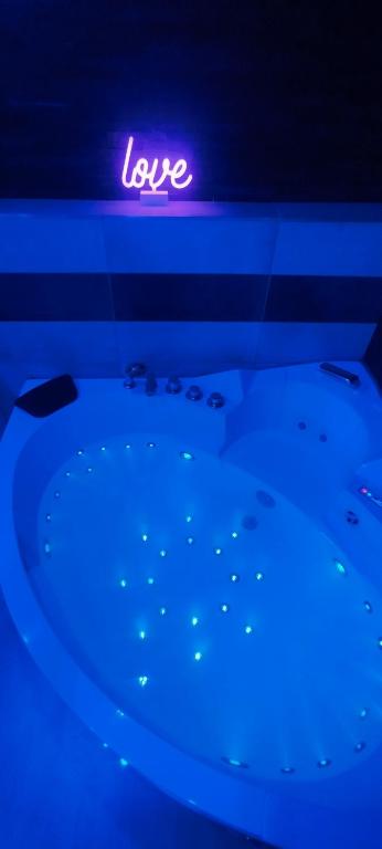" La suite royale " Loveroom avec jacuzzi – photo 13