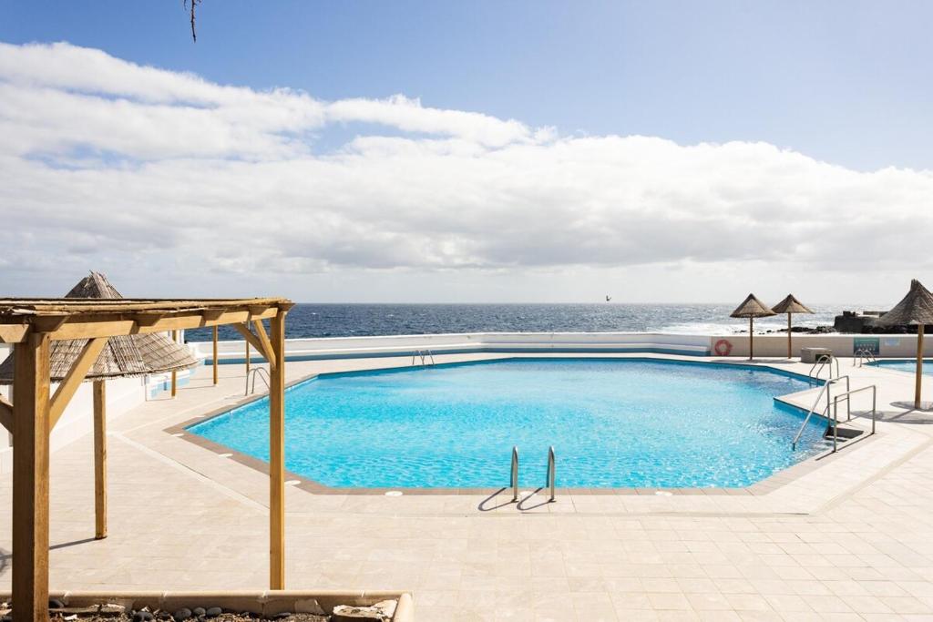 La alberca dentro o cerca de EDEN RENTALS Sunrise Caletillas