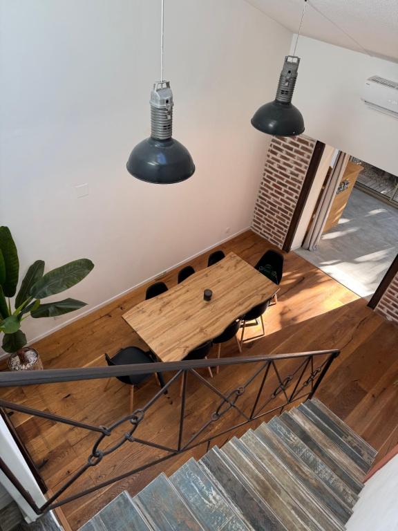 une table et des chaises dans une pièce avec deux lumières dans l'établissement Tilou Location - Giens - proche des plages et du villages, à Hyères