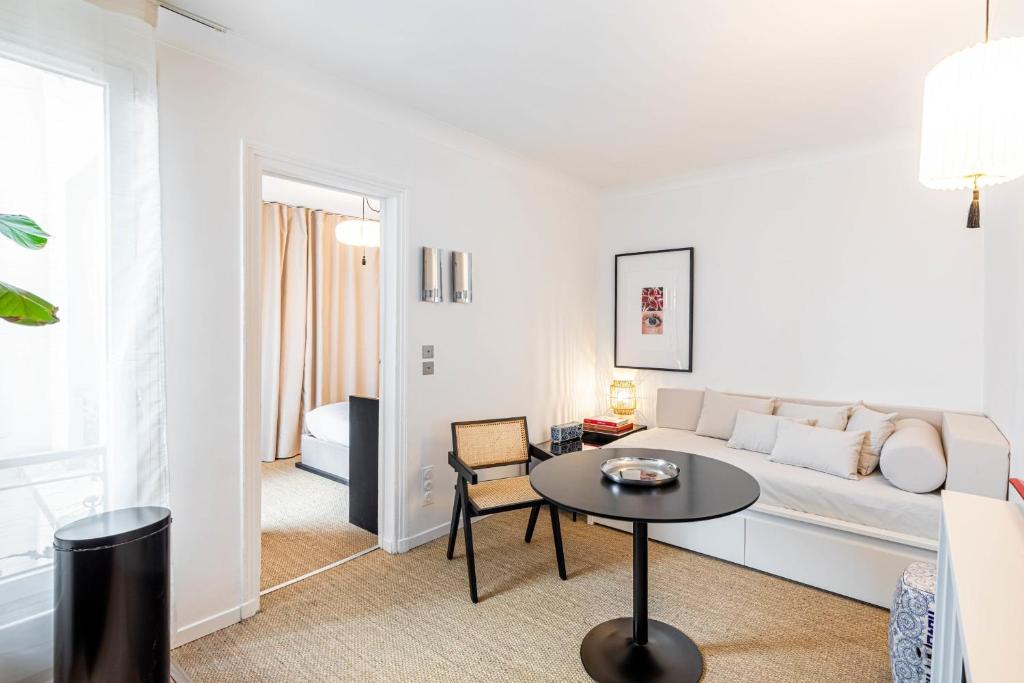 un salon avec un canapé et une table dans l'établissement Flexliving - T2 - Crozatier, à Paris