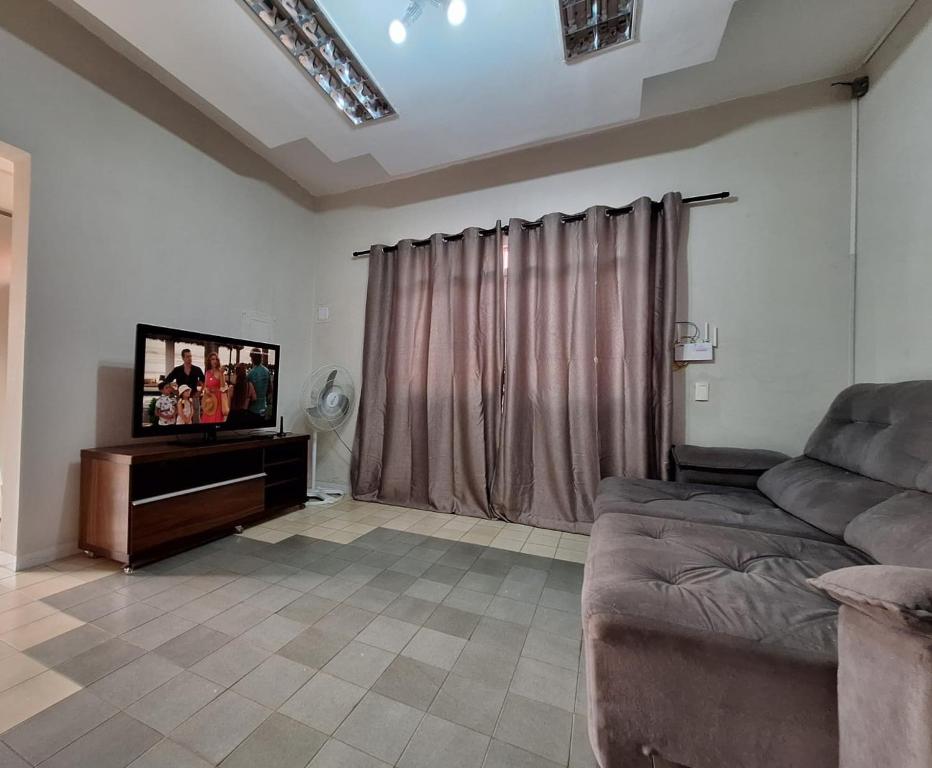 Gambar di galeri bagi CASA - localizada no centro de Campo Grande - 2 quartos com ar e garagem para 2 carros di Campo Grande