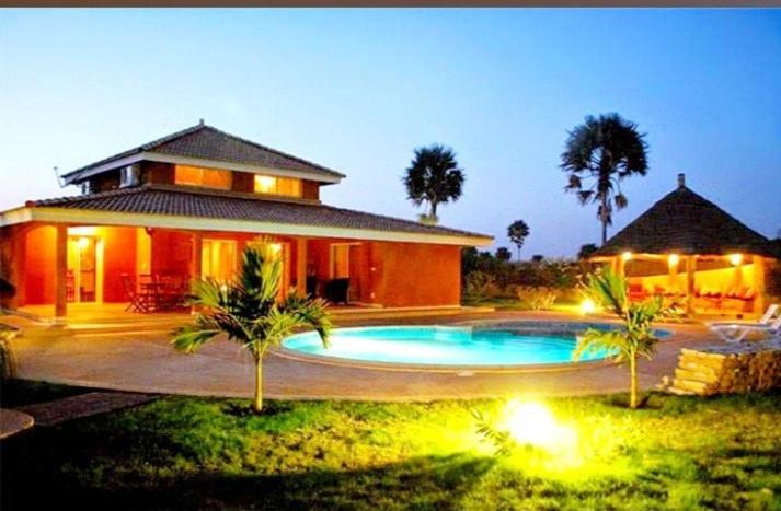 ein Haus mit einem Swimmingpool davor in der Unterkunft Kalahari Estate, Prestige & Quiet in Sali Poulang