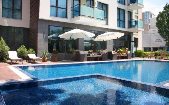 una piscina frente a un edificio con sombrillas en SUN GATE - Kamil, en Sunny Beach