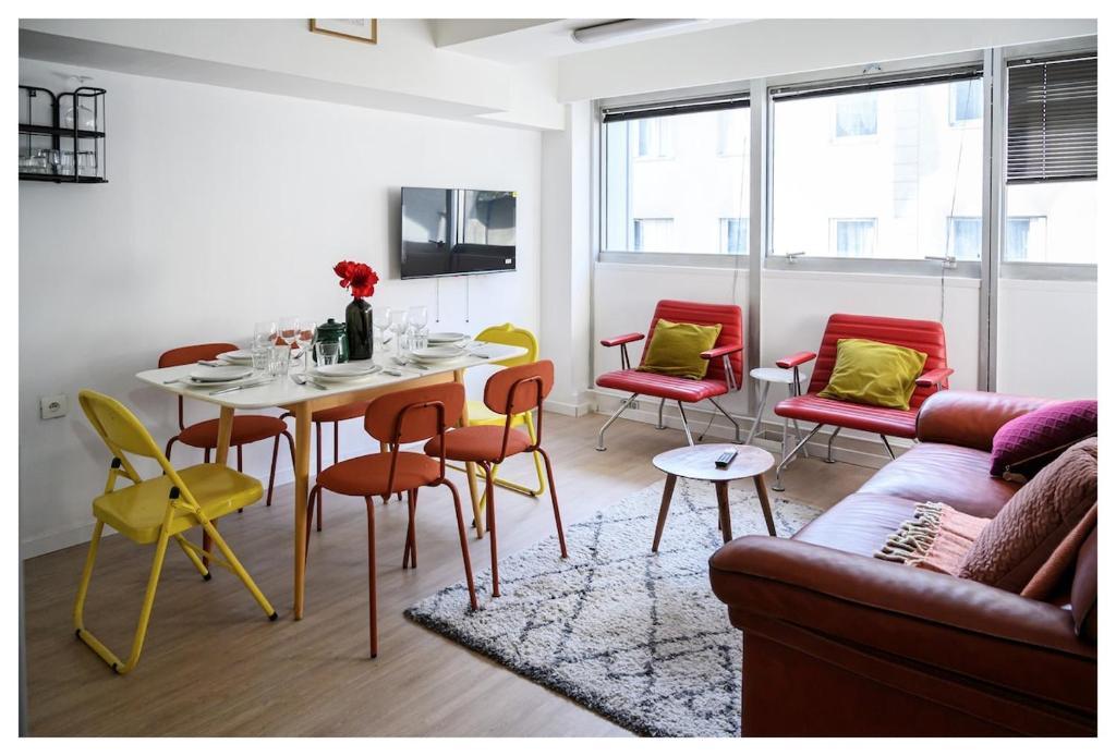 a dining room with a table and chairs at Beau 3P à 20m du métro et 20 min du cœur de Paris in Les Lilas