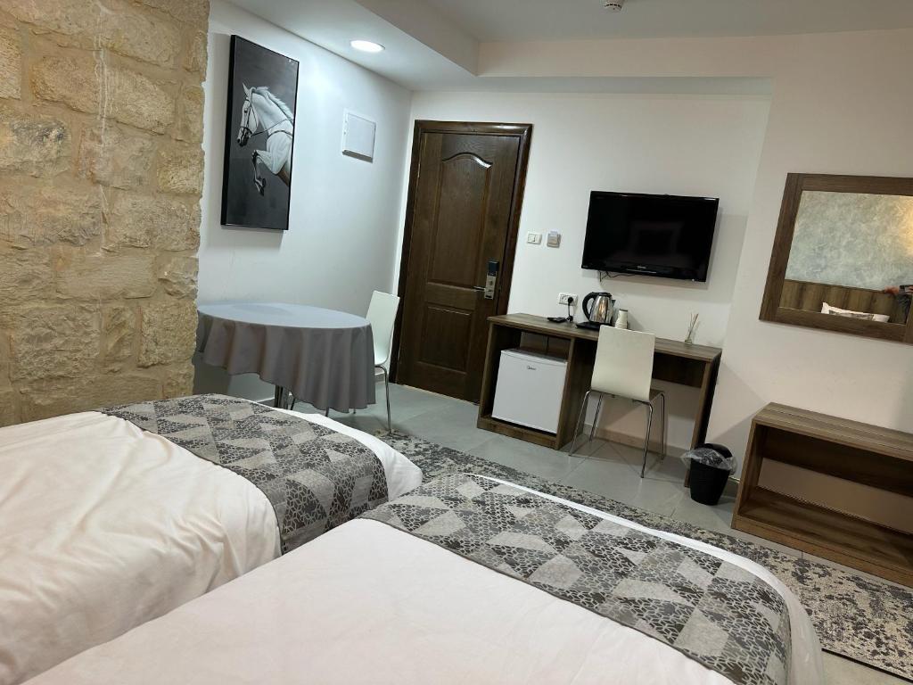 Postel nebo postele na pokoji v ubytování Jerusalem View Hotel