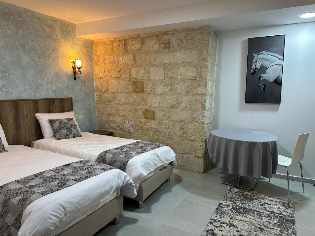 Postel nebo postele na pokoji v ubytování Jerusalem View Hotel