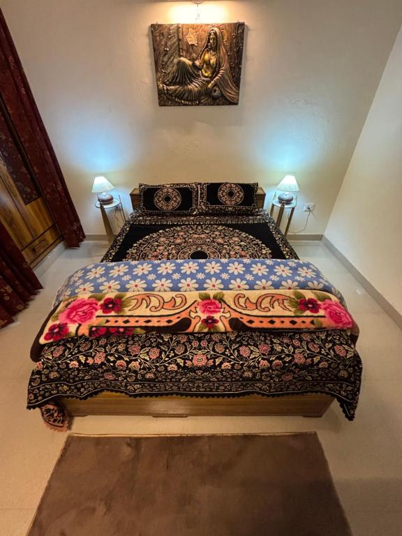 Postel nebo postele na pokoji v ubytování Terminal Stay - Heavenly Independent Jungle Retreat Flat in Meerut